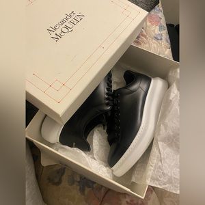 I’m selling Alexander McQueens size 39.5 black and white is the color!!